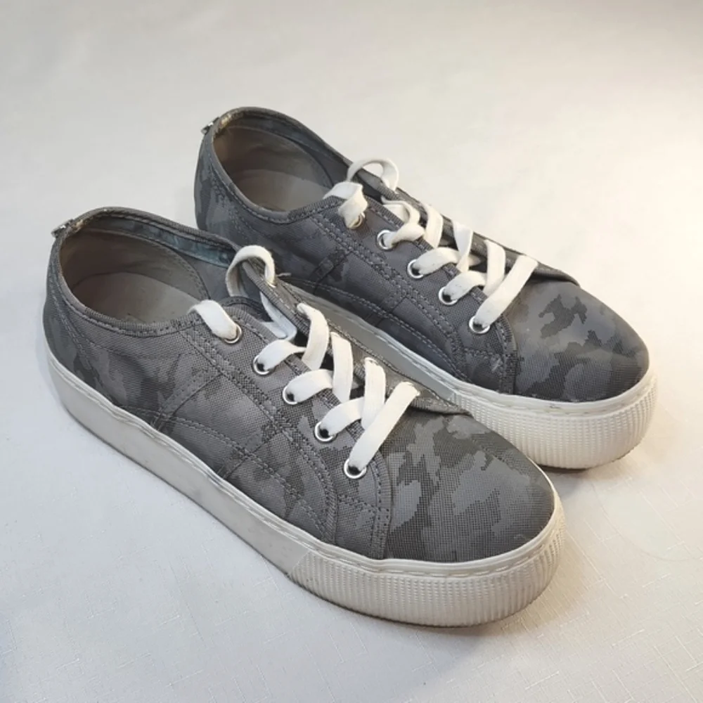 Steve Madden Emmi Platform Sneakers. Size 8